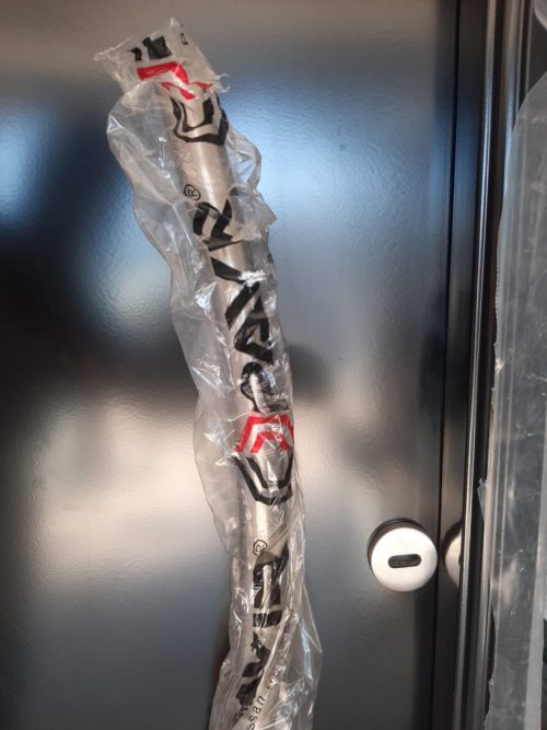 puerta inyectada pintura acrílica con barral curvo y apliques